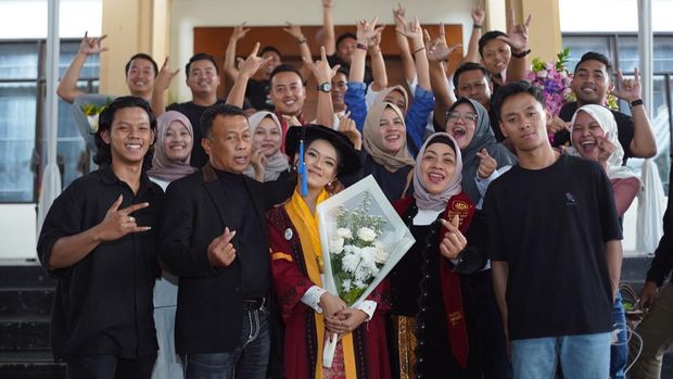Jian Ayune Sundul Langit, putri Bupati Ponorogo saat wisuda.