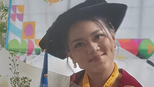 Jian Ayune Sundul Langit, putri Bupati Ponorogo saat wisuda.