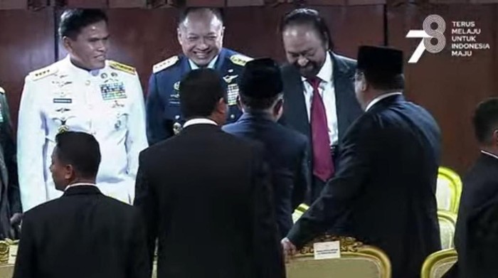 JK dan Surya Paloh bersalaman