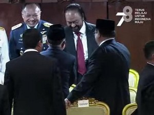 Sambil Tersenyum, Surya Paloh Salaman dengan JK di Sidang Tahunan 2023