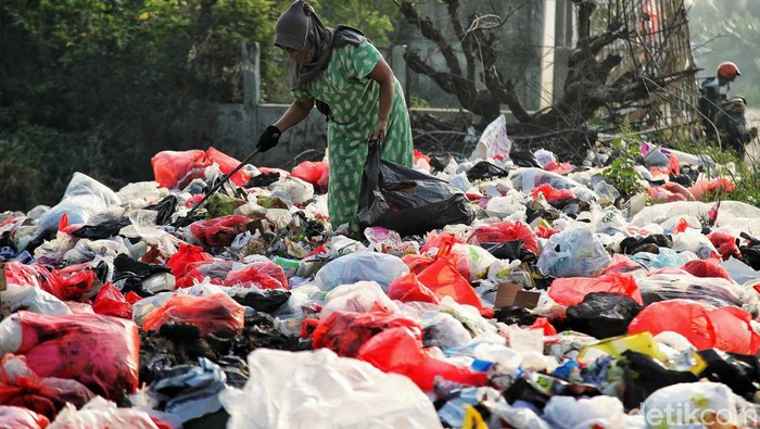 Sejumlah pegendara melintas di pinggir jalan raya yang terdapat tumpukan sampah kawasan Desa Samudera Jaya, Tarumajaya, Kabupaten Bekasi, Jawa Barat, Rabu (16/8/2023).