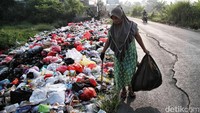 Sampah tersebut berada tepat di pinggir jalan Tarumajaya.