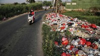 Selain menimbulkan bau, tumpukan sampah itu juga merusak pemandangan.  