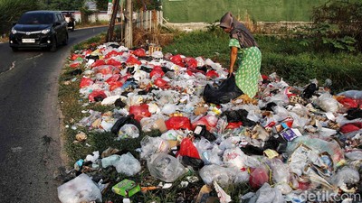 Jorok! Sampah Menumpuk di Tarumajaya Kabupaten Bekasi