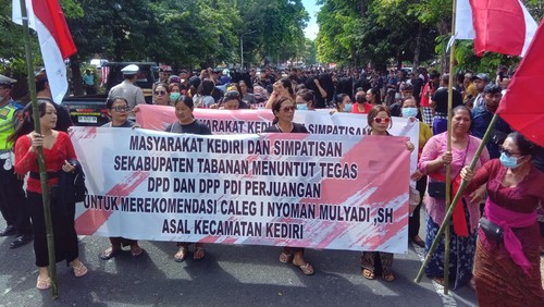Seratusan kader dan simpatisan Pimpinan Anak Cabang (PAC) PDI Perjuangan Kediri, Tabanan, Bali, menggeruduk kantor Dewan Pimpinan Daerah (DPD) PDIP Bali, Rabu (16/8/2023).