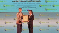 Penghargaan BISRA 2023 diterima secara langsung oleh Presiden Direktur PT Kalbe Farma Tbk, Vidjongtius di Hotel Aryaduta, Jakarta, Selasa 15 Agustus 2023.  
