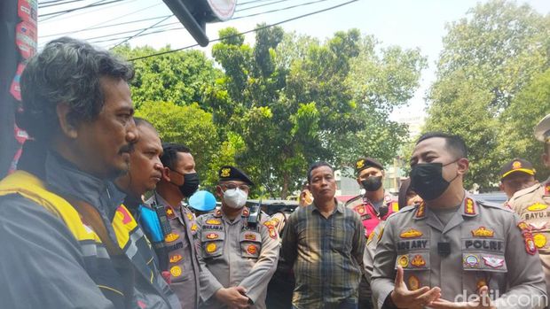 Kapolres Jaksel Kombes Ade Ary Syam Indradi berdialog dengan ojol usai kericuhan di Tebet.