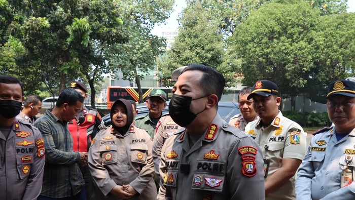 Kapolres Metro Jakarta Selatan Ade Ary Syam Indradi mengecek lokasi keributan YouTuber vs ojol di Tebet.