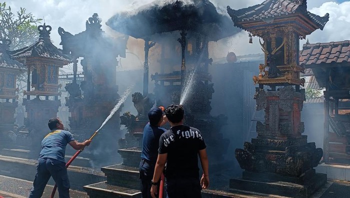 Upaya pemadaman Pura Dadia Karang Buncing di Lebih duur Kaja Gianyar oleh Petugas PMK Gianyar, Rabu (16/8/2023).