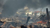 Kondisi kapal masih terbakar dan mengeluarkan asap tebal dan hitam. 