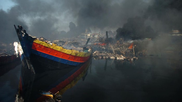 Kondisi kapal nelayan yang masih terbakar di Pelabuhan Jongor, Tegal, Jawa Tengah, Rabu (16/8/2023). Pada hari kedua kebakaran kapal meluas mengakibatkan jumlah kapal yang terbakar bertambah dari 52 kapal menjadi 61 kapal serta kondisi kapal masih terbakar dan mengeluarkan asap tebal dan hitam. ANTARA FOTO/Oky Lukmansyah/foc.