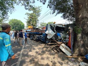 Sopir Innova Ngantuk Bikin Truk Trailer Tabrak Warung dan Pohon di Mojokerto