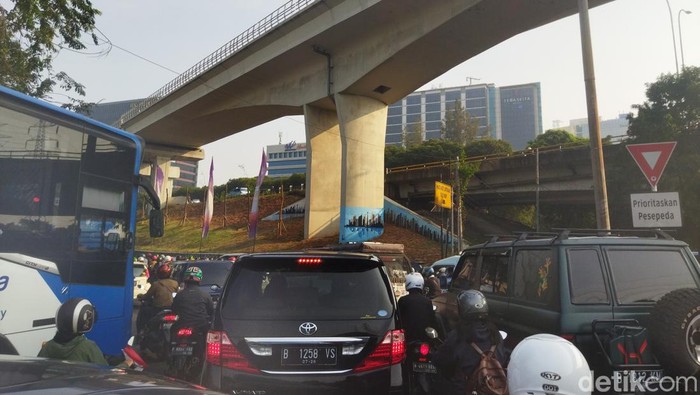 Kemacetan di Jl MT Haryono, Cawang, arah ke Pancoran (Kurniawan Fadilah/detikcom)