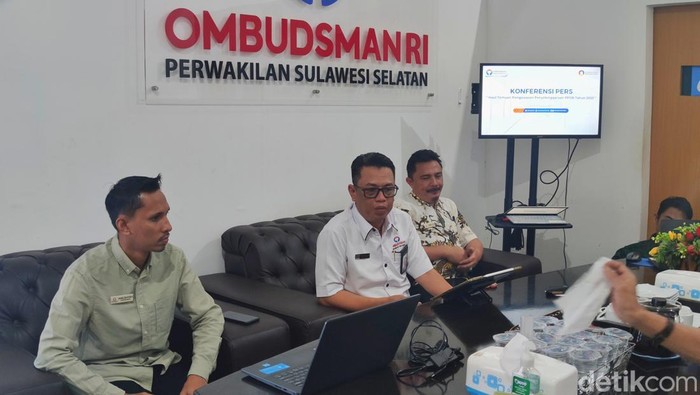 Kepala Perwakilan Ombudsman RI Provinsi Sulsel Ismu Iskandar (tengah) saat konferensi pers di kantornya.