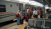 Para penumpang menaiki Kereta Api Jayabaya di Stasiun Pasar Senen (Foto: Malik Ibnu Zaman)
