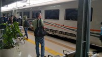 Kereta Api Jayabaya berhenti di Stasiun Pasar Senen (Foto: Malik Ibnu Zaman)