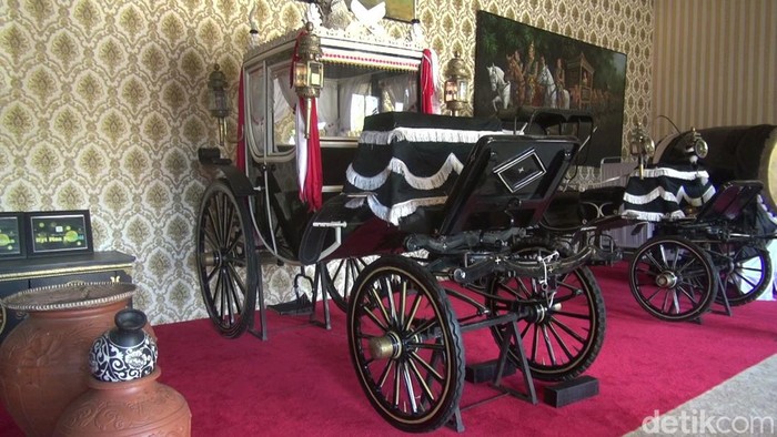 Kereta kencana Ki Jaga Rasa yang dipilih angkut bendera pusaka saat upacara HUT RI ke-78 di Istana Merdeka, Jakarta.