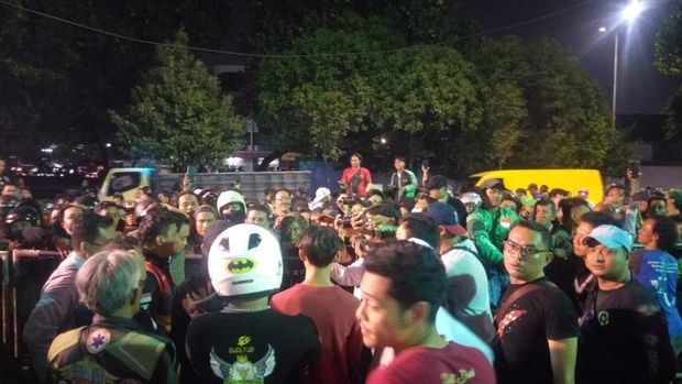 Kericuhan di Jl KH Abdullah Syafei, Tebet, gegara YouTuber bikin kontek cegat pemotor lawan arah (dok. Istimewa)