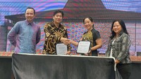 Alfie Louis (Direktur Marketing & Sales Apartemen Asthana), Thomas Go (Direktur PT Sintesis Kreasi Bersama - developer Asthana), Dewi Damajanti Widjaja (Senior Vice President Head, Mortgage Permata Bank), Reine Kurniasari (Head National Developer Relation Permata Bank) dalam acara penandatanganan kerjasama pembiayaan Kredit Pemilikan Apartemen Permata Bank dan Apartemen Asthana Kemang.  