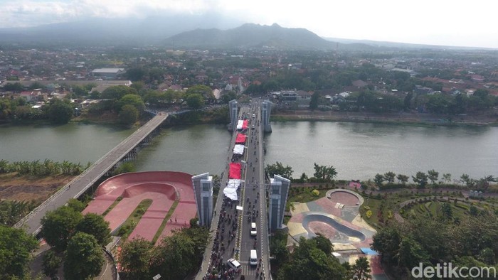 Kirab Bendera Merah Putih raksasa hingga ke puncak Gunung Klotok, Kota Kediri.
