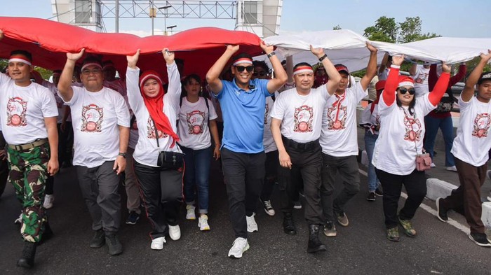 Kirab Bendera Merah Putih Raksasa hingga puncak Gunung Klotok, Kota Kediri.