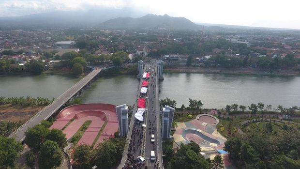 Kirab Bendera Merah Putih Raksasa hingga puncak Gunung Klotok, Kota Kediri.