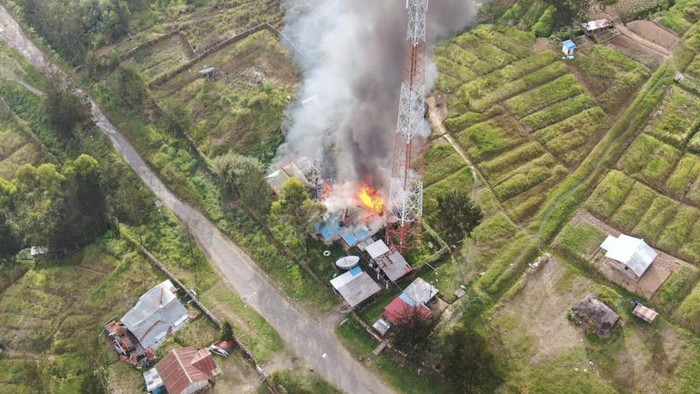 KKB membakar 2 rumah warga dan menara pemancar di Puncak, Papua Tengah. Dokumen Istimewa