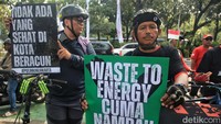 Mereka menuntut pengendalian polusi udara Jakarta dan mendesak pemerintah segera mengambil tindakan untuk perbaikan kualitas udara, termasuk meminta mereka mematuhi putusan pengadilan terkait polusi udara.  