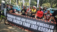 Massa membentangkan sejumlah spanduk dan poster.  