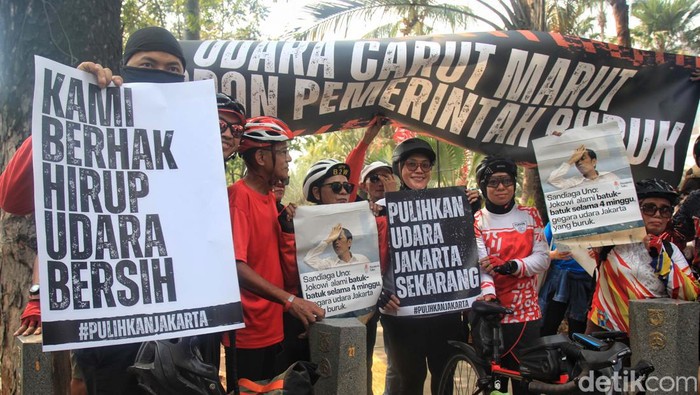 Pesepeda dari berbagai komunitas melakukan aksi damai di Balai Kota Jakarta, Jl Medan Merdeka Selatan, Rabu (16/8/2023). Mereka menyuarakan polusi udara di Jakarta.