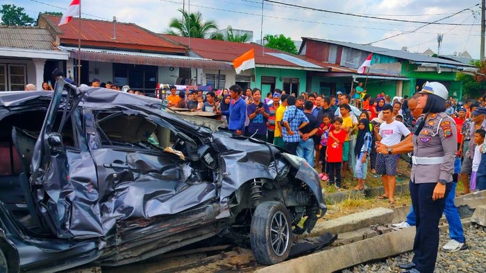 Kondisi mobil yang tertabrak kereta api di Kota Tebing Tinggi. (Foto: Dok. Polres Tebing Tinggi)