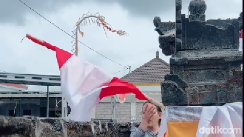 Konten kreator asal Tabanan, Bali menurunkan bendera Merah Putih.