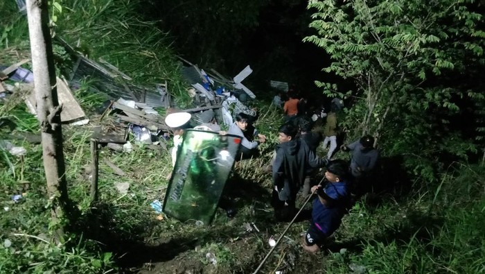 Korban minibus jatuh ke jurang di Parimo dievakuasi.