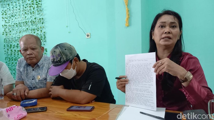 Korban potong kemaluan, IPN (20), dan dua pengacaranya, Aji Mastoto dan Indah Prasetiari, saat konferensi pers di Kelurahan Pajang, Kecamatan Laweyan, Solo, Rabu (16/8/2023).