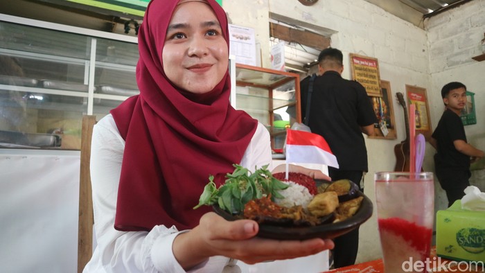 Kuliner makanan bernuansa merah putih di warung Pati, Rabu (16/8/2023).
