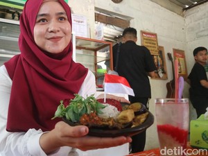 Spesial HUT RI! Nasi Merah Putih di Warung Ikan Manyung di Pati