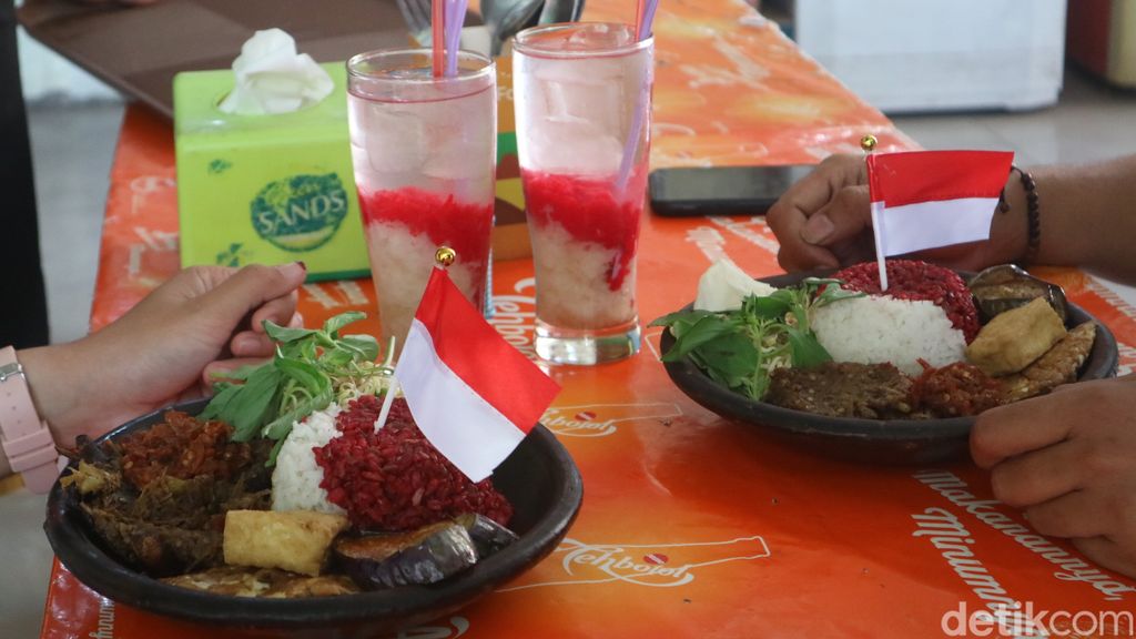 Kuliner makanan bernuansa merah putih di warung Pati, Rabu (16/8/2023).