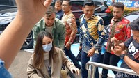 Rendy Kjaernett datang dengan Lady Nayoan bersama-sama. Foto: Febri/detikHOT