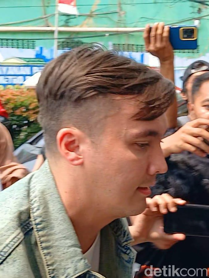 Rendy Kjaernett dorong kursi roda Lady Nayoan.