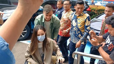 Semoga Pertanda Baik, Rendy Kjaernett Datang Bareng Lady Nayoan ke Sidang Cerai