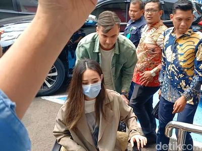 Semoga Pertanda Baik, Rendy Kjaernett Datang Bareng Lady Nayoan ke Sidang Cerai