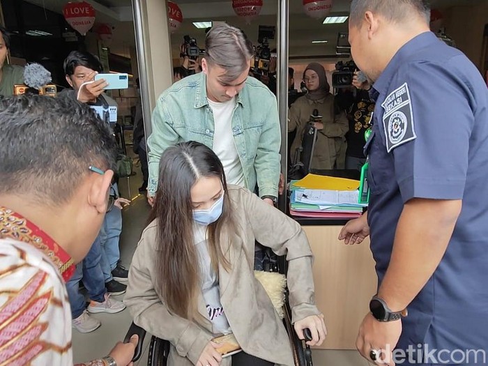 Rendy Kjaernett dorong kursi roda Lady Nayoan.