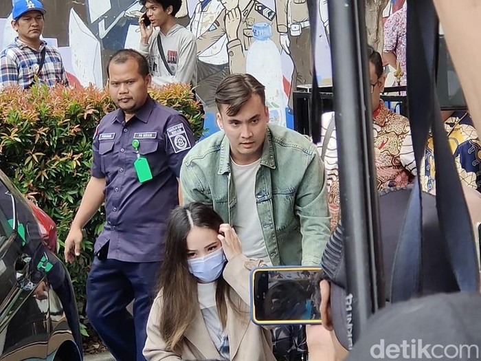 Rendy Kjaernett dorong kursi roda Lady Nayoan.