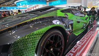 Lamborghini Essenza SCV12 mempertahankan desain khas Lamborghini dengan lekukan-lekukan tajam dan berkesan gahar. Essenza SCV12 diklaim sebagai yang paling bertenaga yang pernah diproduksi oleh pabrikan asal Italia itu.