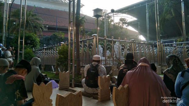 Peziarah sedang berdoa. Foto Malik Ibnu Zaman.
