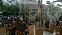 Ramainya peziarah di Makam Sunan Ampel. Foto Malik Ibnu Zaman.