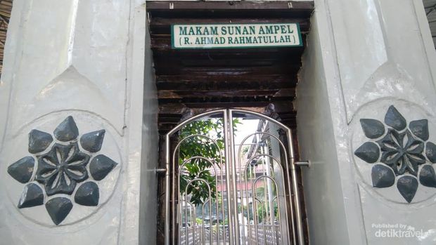 Salah satu dari lima gapuro di Makam Sunan Ampel. Foto Malik Ibnu Zaman.