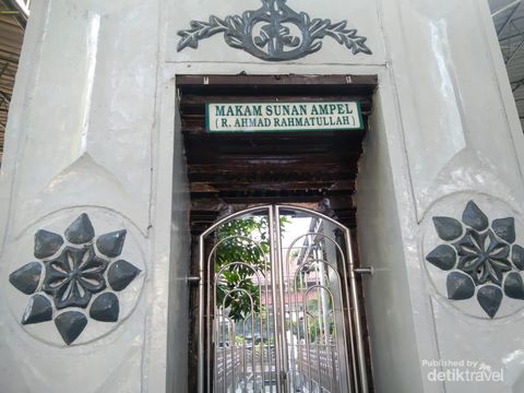 Salah satu dari lima gapuro di Makam Sunan Ampel. Foto Malik Ibnu Zaman.