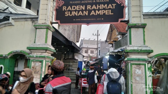 Salah satu pintu masuk menuju Masjid dan Makam Sunan Ampel. Foto Malik Ibnu Zaman.
