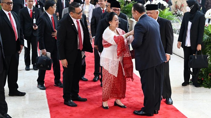 Ketum PDIP Megawati Soekarnoputri menghadiri sidang tahunan 2023. Mega hadir dengan mengenakan kebaya berwarna putih dengan bawahan kain batik bernuansa merah.
